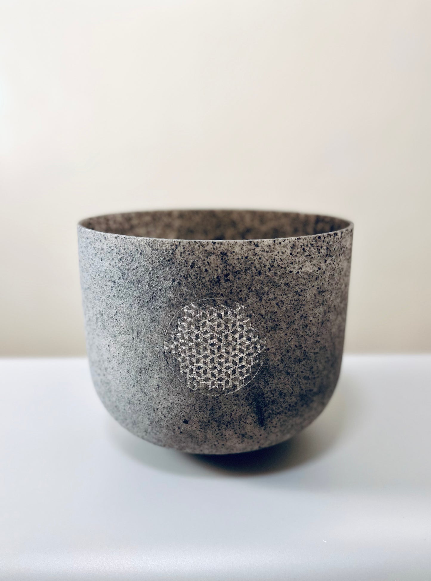 黑雪水晶頌缽 Dark Snow Crystal Bowl